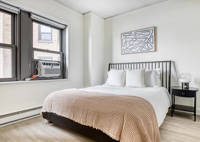 Gold Coast 2br W Doorman Gym 2 Blocks To L Chi-556 *