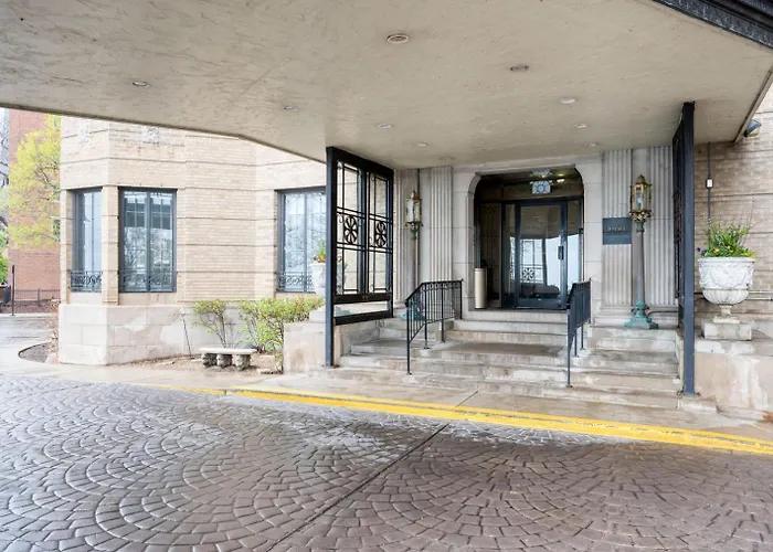 Gold Coast 2br W Doorman Gym 2 Blocks To L Chi-556 *
